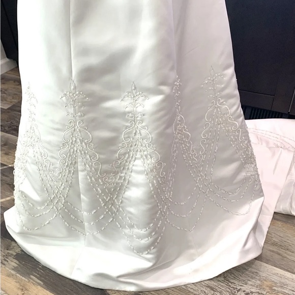 🚫SOLD🚫Gorgeous beaded White Scalloped Bodice wedding gown Sz 10 - Picture 8 of 11